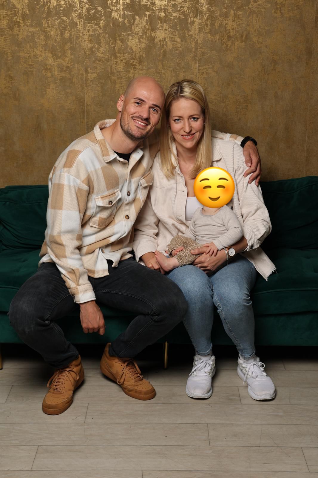 Laura und Ingo, ein Paar mit Tochter Emma, das als junge Familie in Immobilien investiert. Familienfoto mit neutralem Hintergrund.